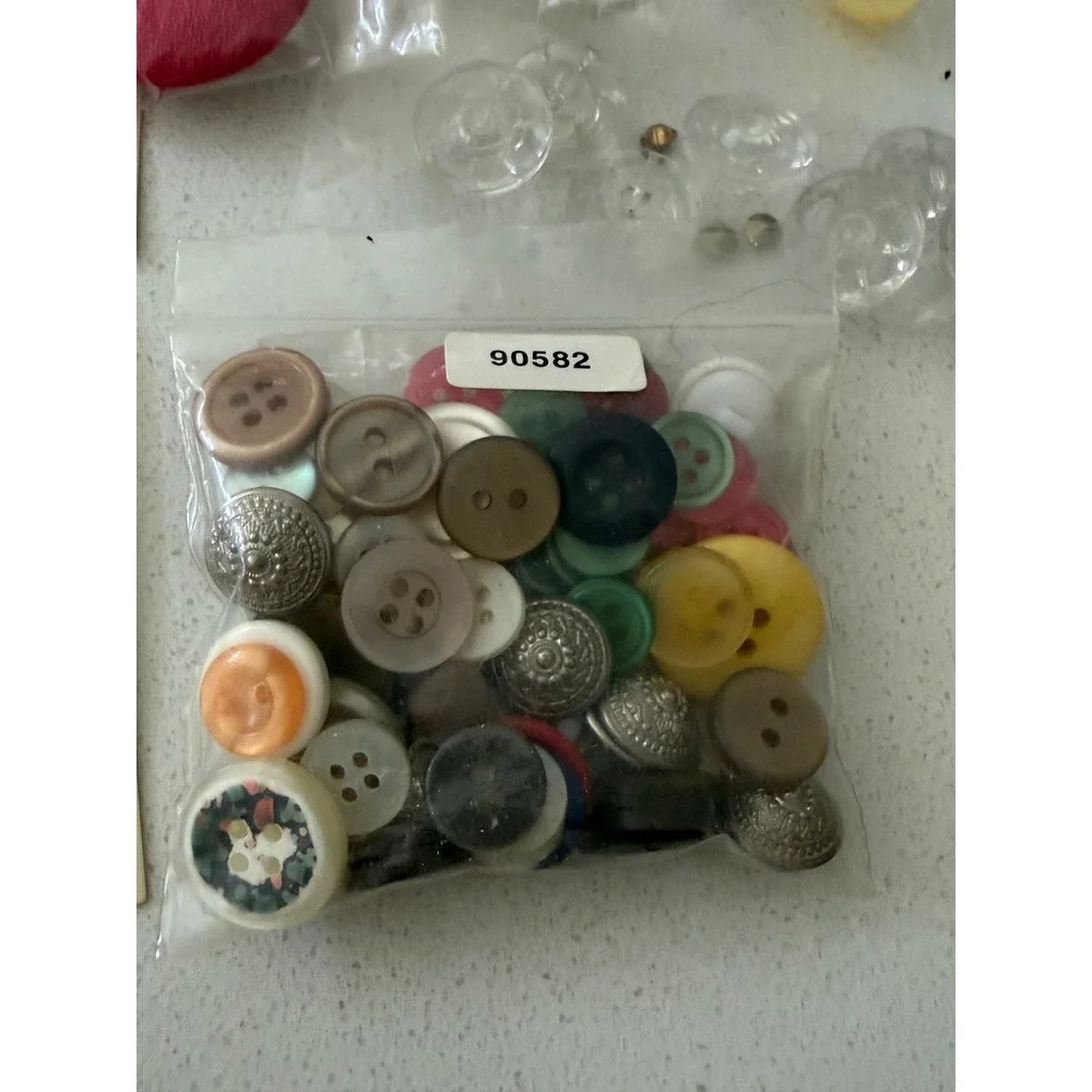Vintage Singer Sewing Tin with Large Mixed Lot La Mode and Loose Buttons